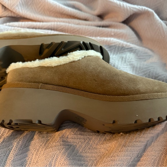 UGG Tan Suede shoes  with Soft White sheepskin Interior NWOT. SEE NEW PHOTOS - Picture 11 of 13